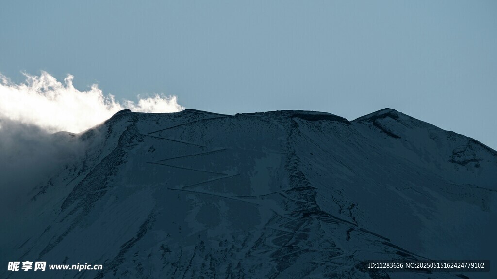 巍峨雪山之巅云雾缭绕