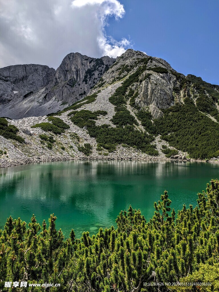 高山碧湖美景
