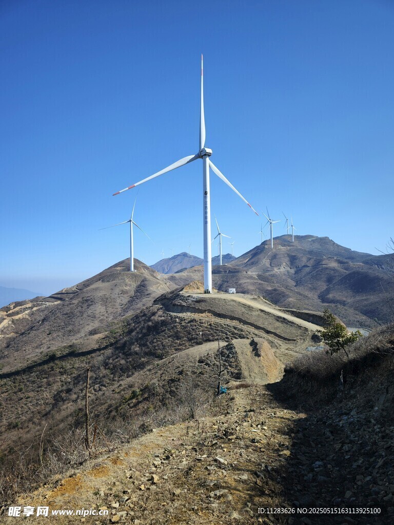 山间矗立的大型风力发电机