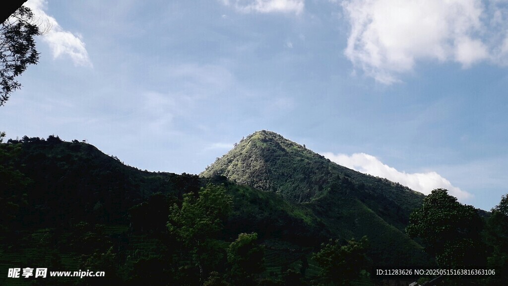 青山之巅蓝天白云美景