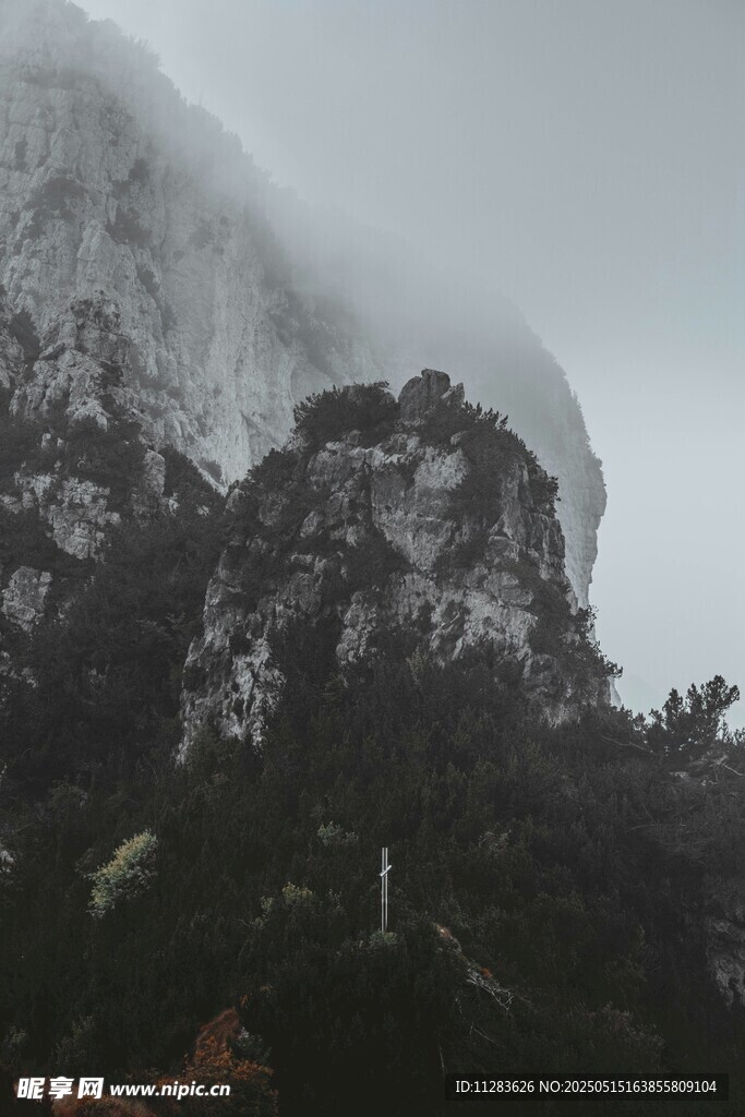 云雾缭绕的巍峨山峰