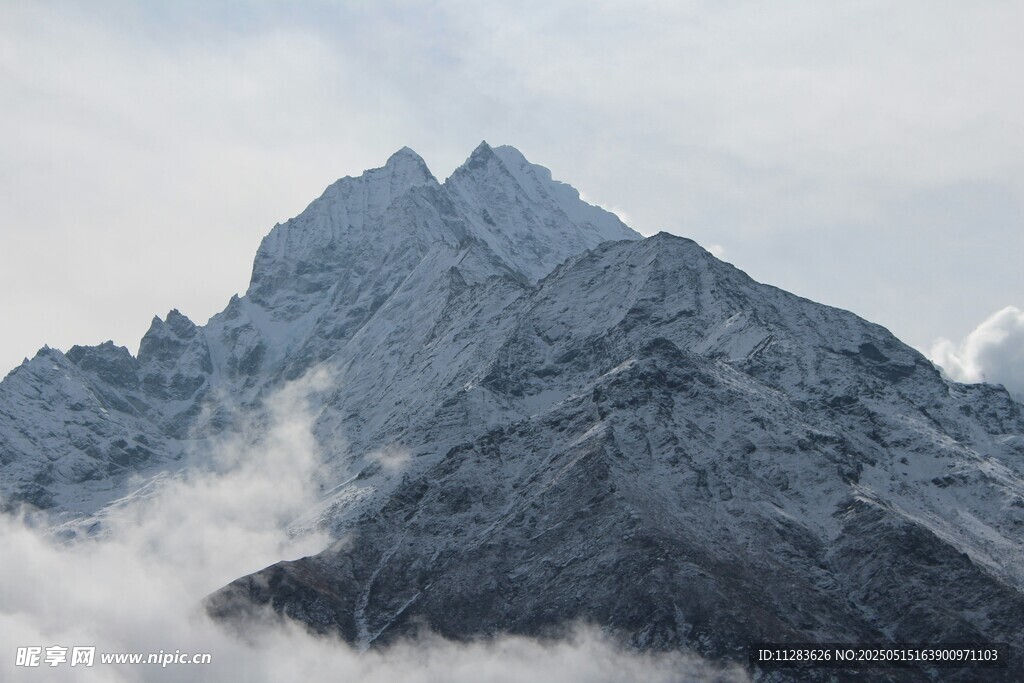 云雾缭绕的巍峨山峰