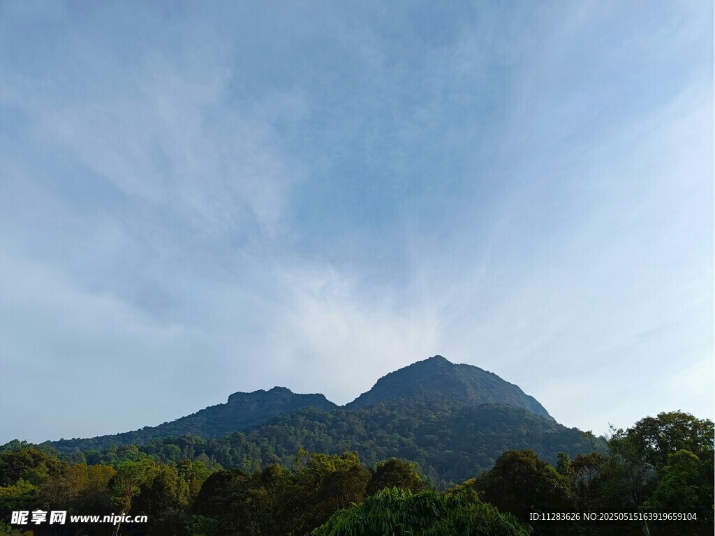 青山蓝天间的秀丽山峦