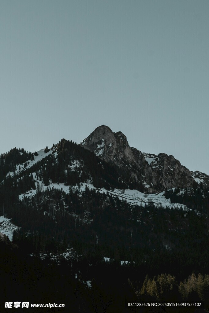 雪山峻岭壮丽风光
