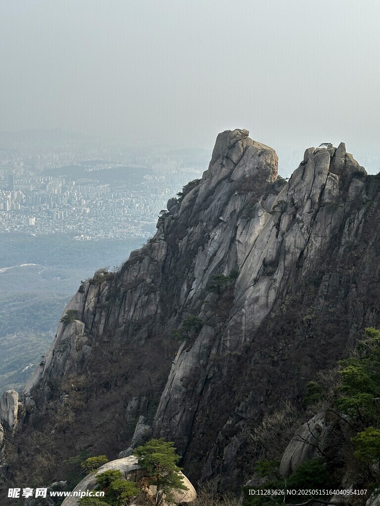 巍峨山峰景色壮丽