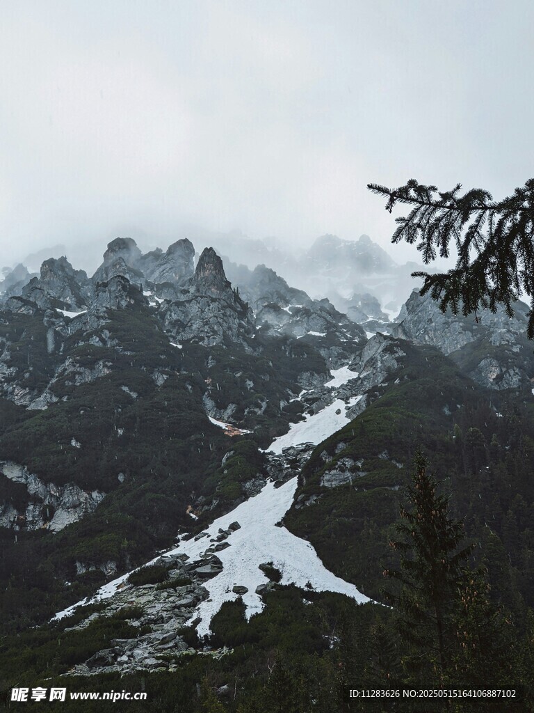 雪山峻岭间的自然景致