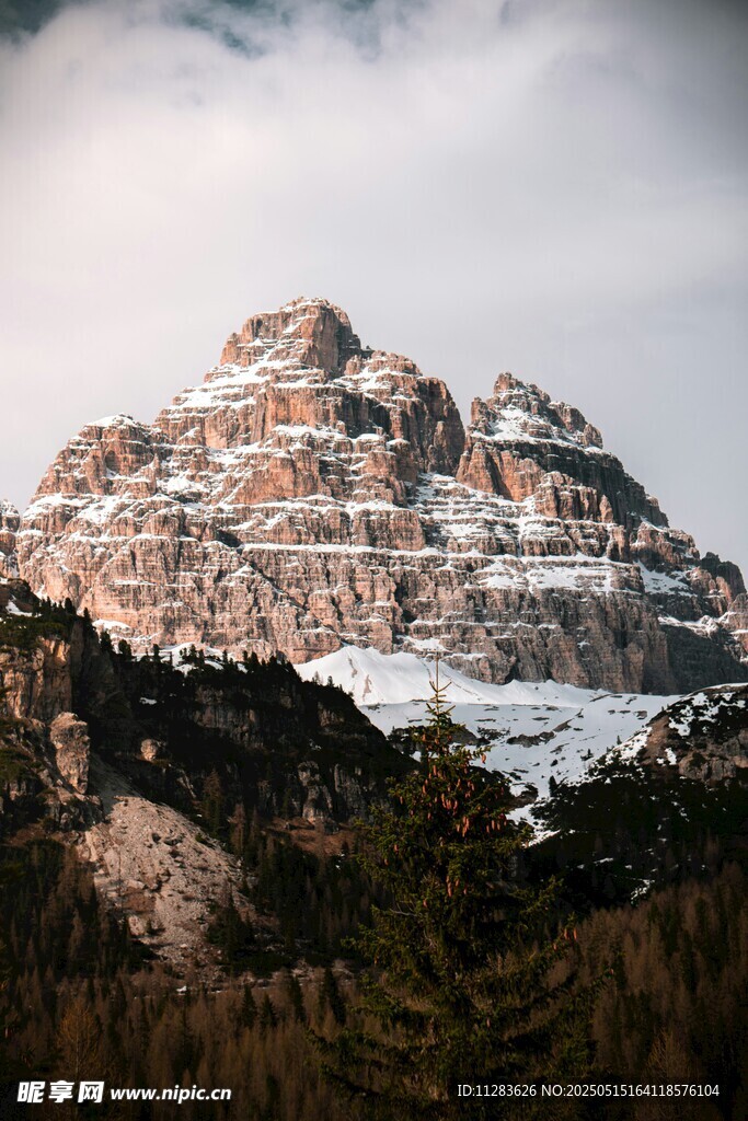 壮丽雪山景观