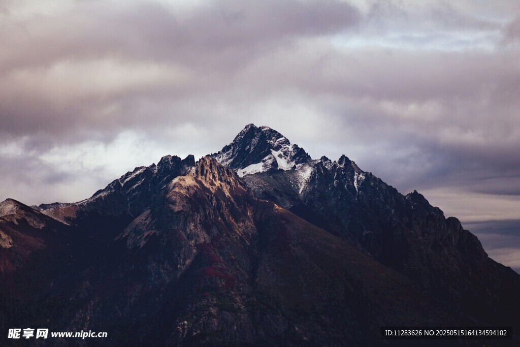 壮丽巍峨的高山景观