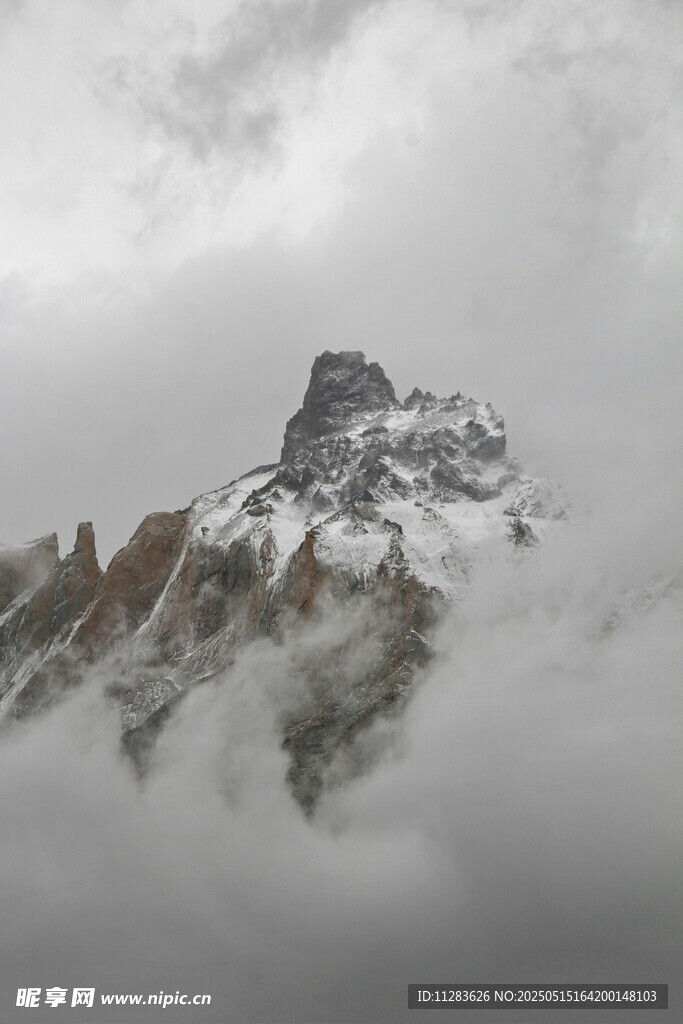云雾缭绕中的巍峨雪山