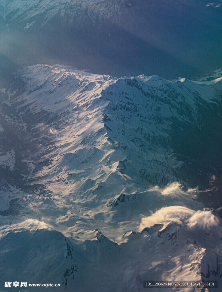 高空俯瞰壮丽雪山景观