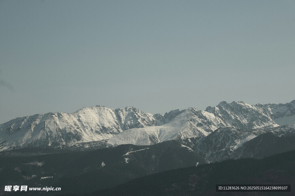 壮丽雪山远景