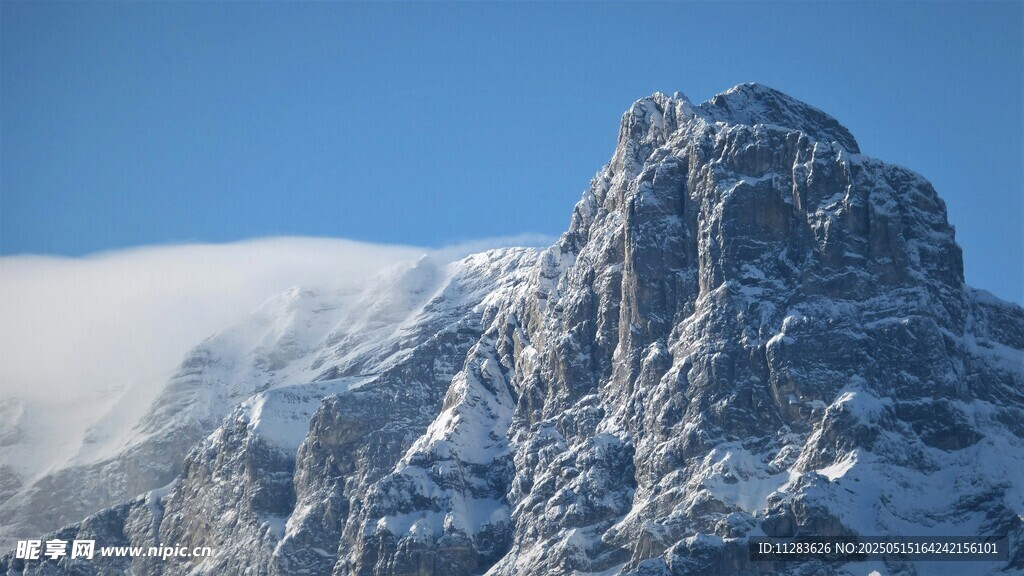 巍峨雪山壮丽景致