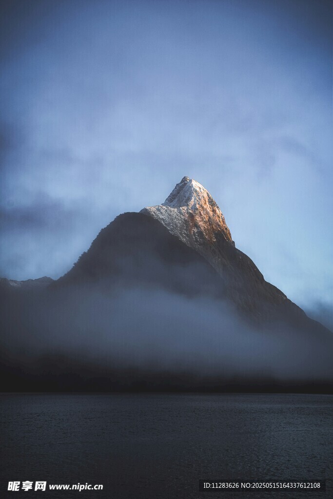 云雾缭绕中的巍峨山峰