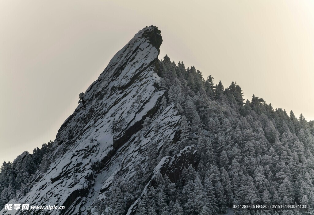 巍峨山峰顶 孤石傲立