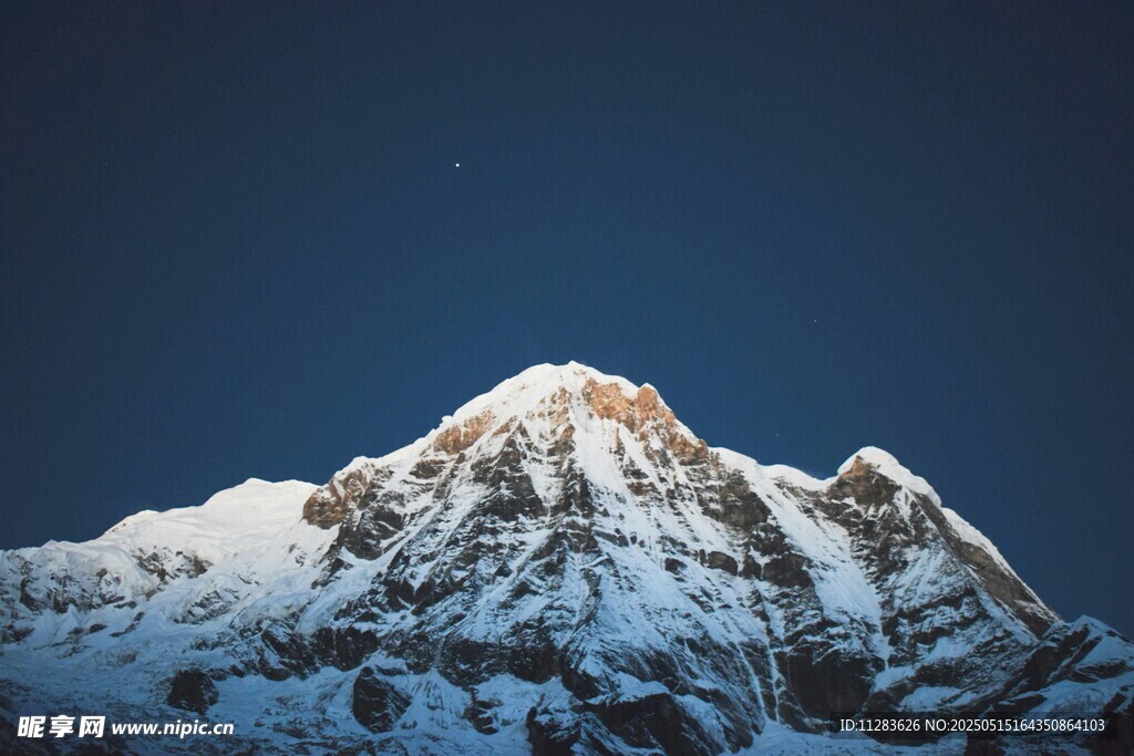 巍峨雪山壮丽景致