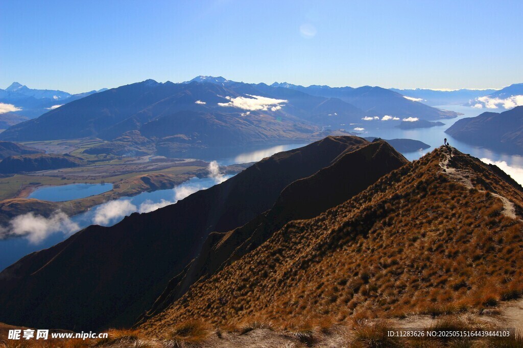 高山云海间的壮丽风光