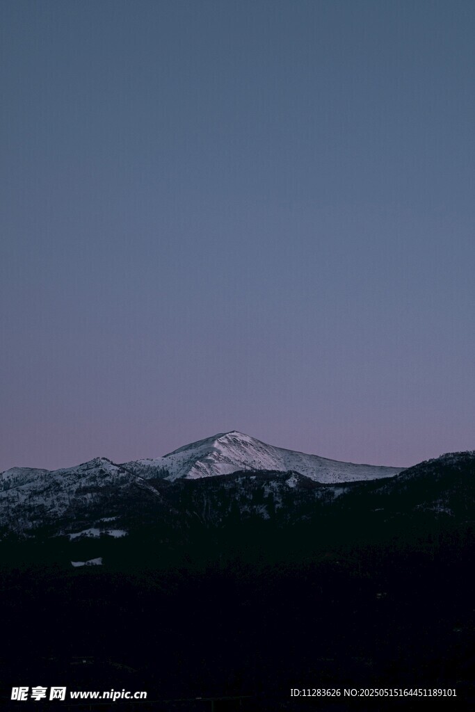 黄昏下的雪山与山林景色