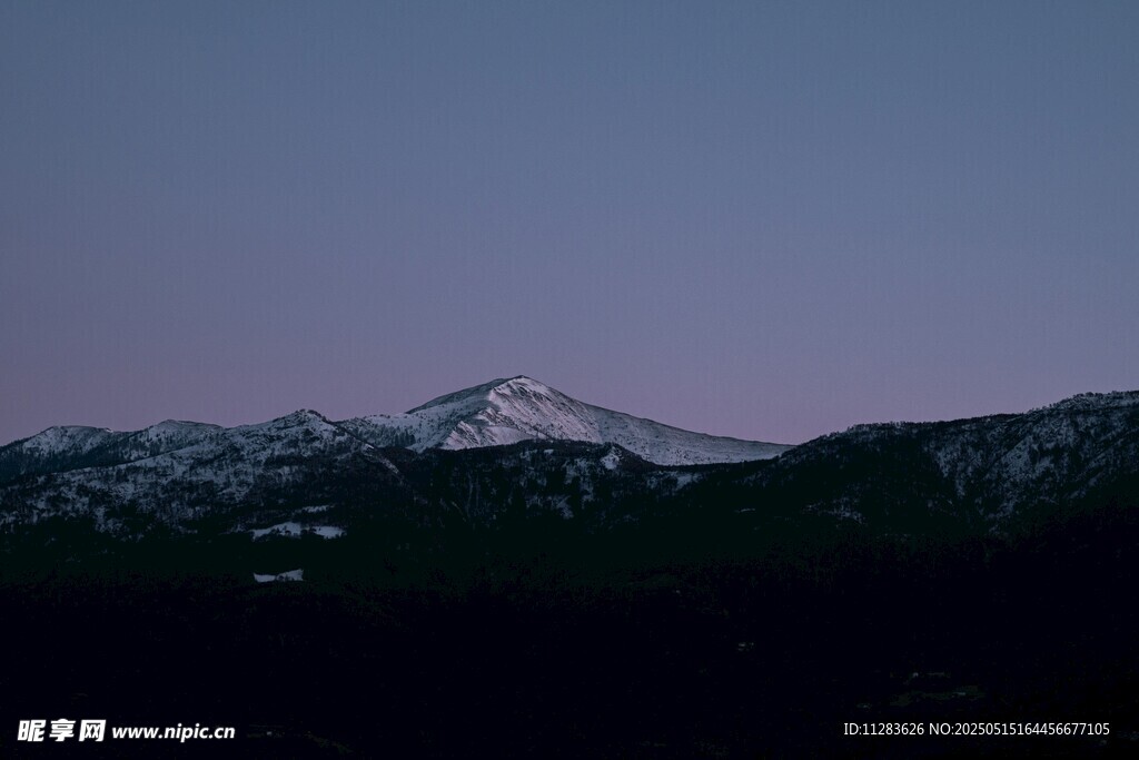 黄昏下的雪山与山峦