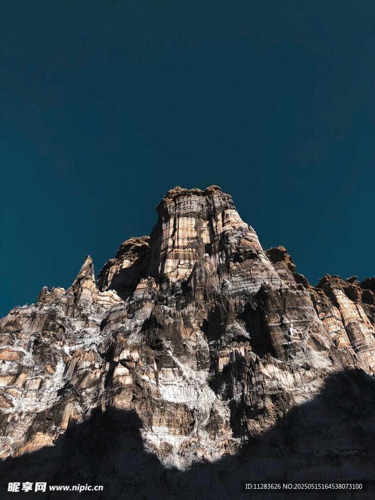 巍峨山峰壮丽景致