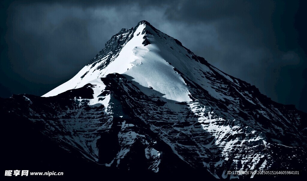 巍峨雪山壮丽景致