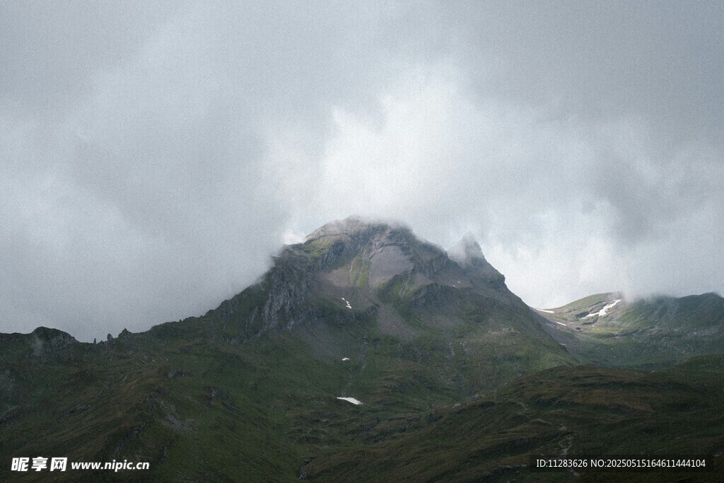 云雾缭绕的巍峨山峰