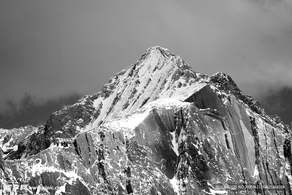 巍峨雪山壮丽景致