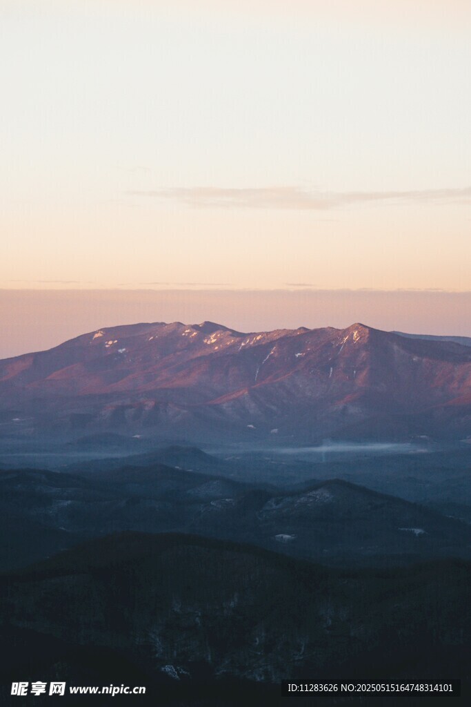 黄昏下的壮丽山峦景色