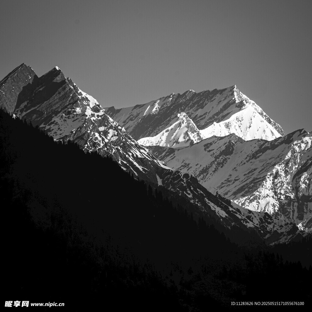 巍峨雪山壮丽景致