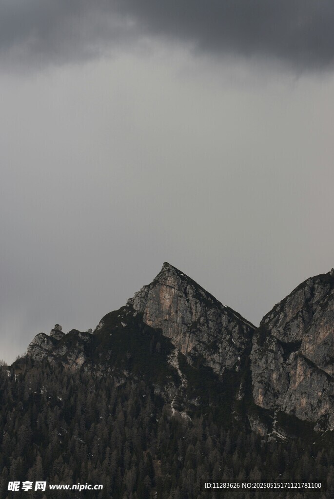 乌云下的巍峨山峰