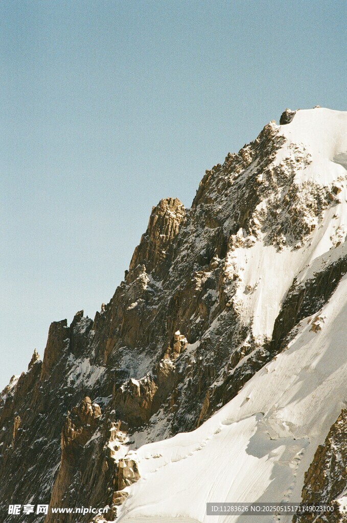巍峨雪山峻岭壮丽景致
