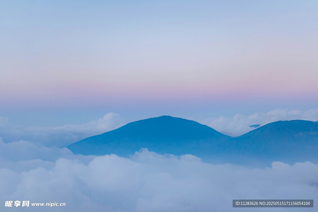 云海中的山峦美景