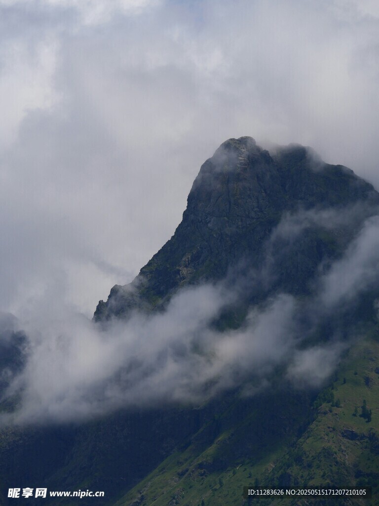 云雾缭绕的巍峨山峰