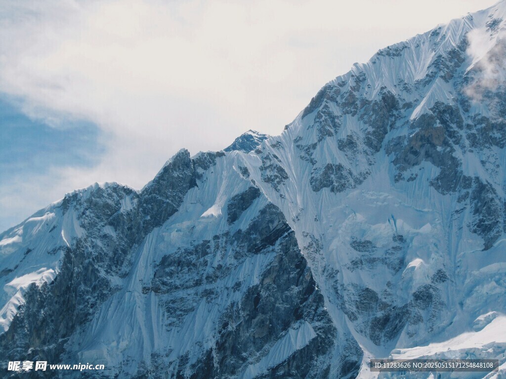 巍峨雪山壮丽景致