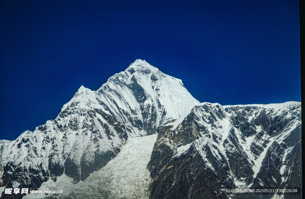 巍峨雪山壮丽景致