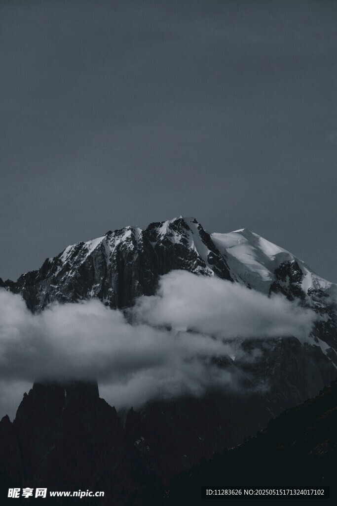 云雾缭绕的巍峨雪山