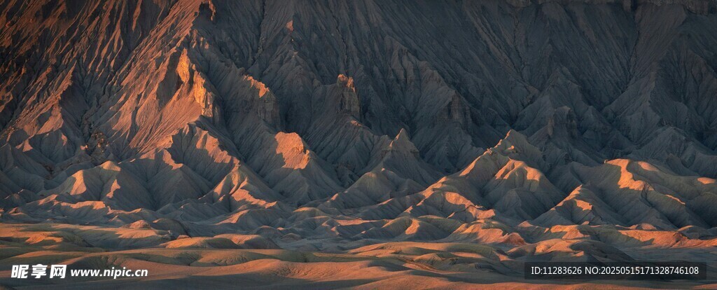 壮丽山峦夕照景观