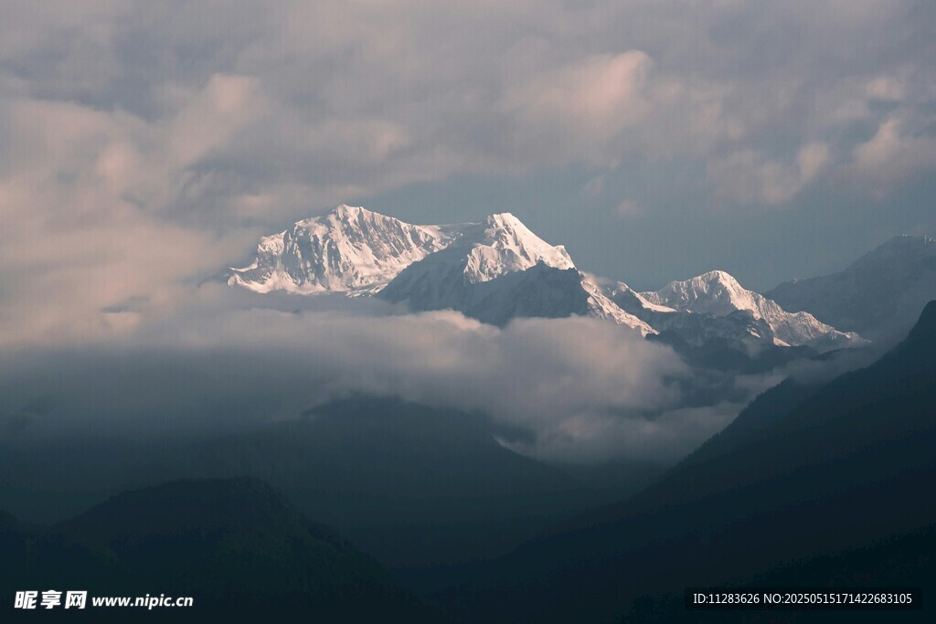 云雾缭绕的壮丽雪山