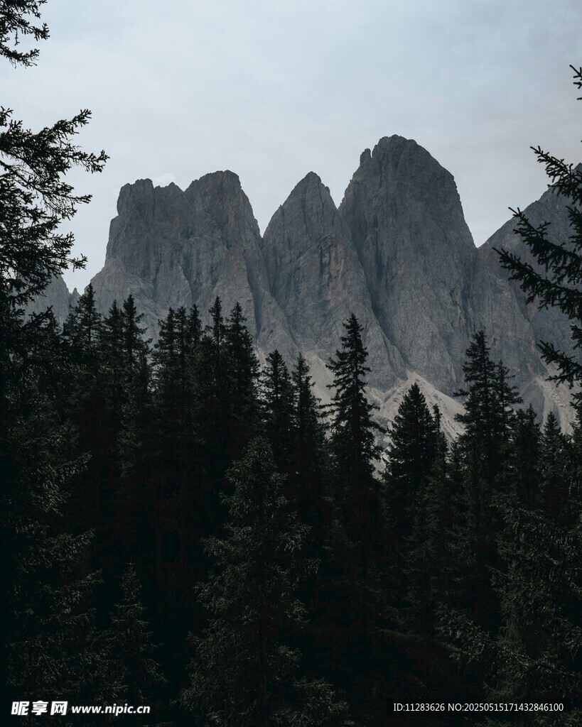 山林间的巍峨壮丽山峰