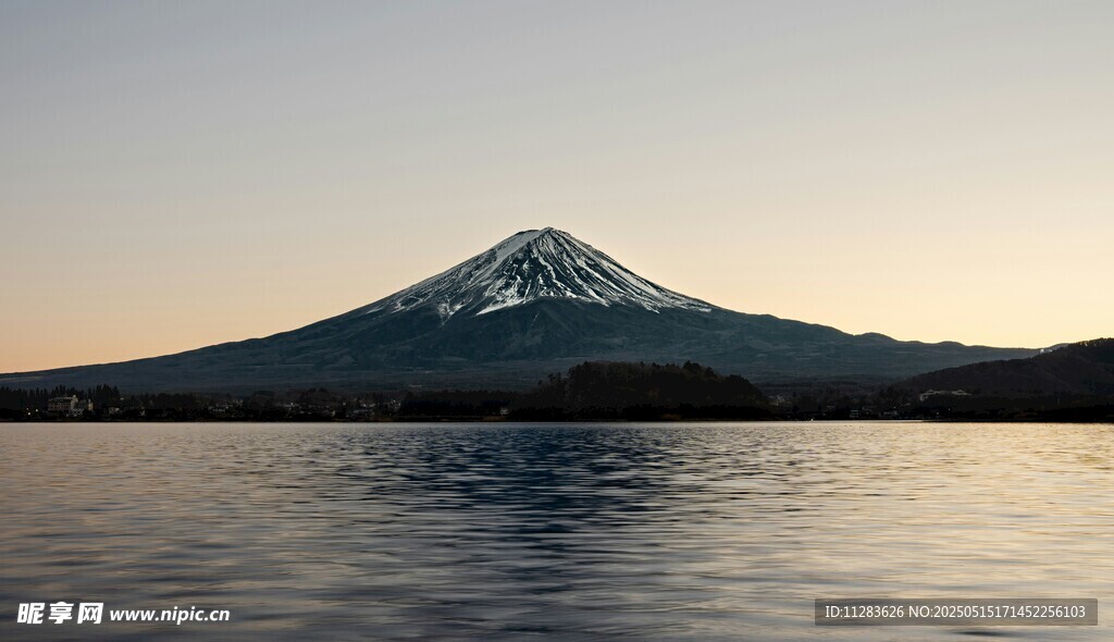 富士山下的静谧湖景