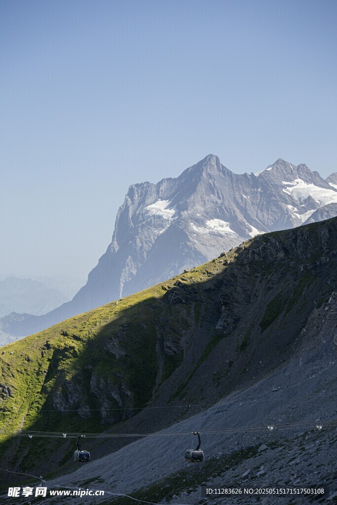 高山草甸间的壮丽雪峰