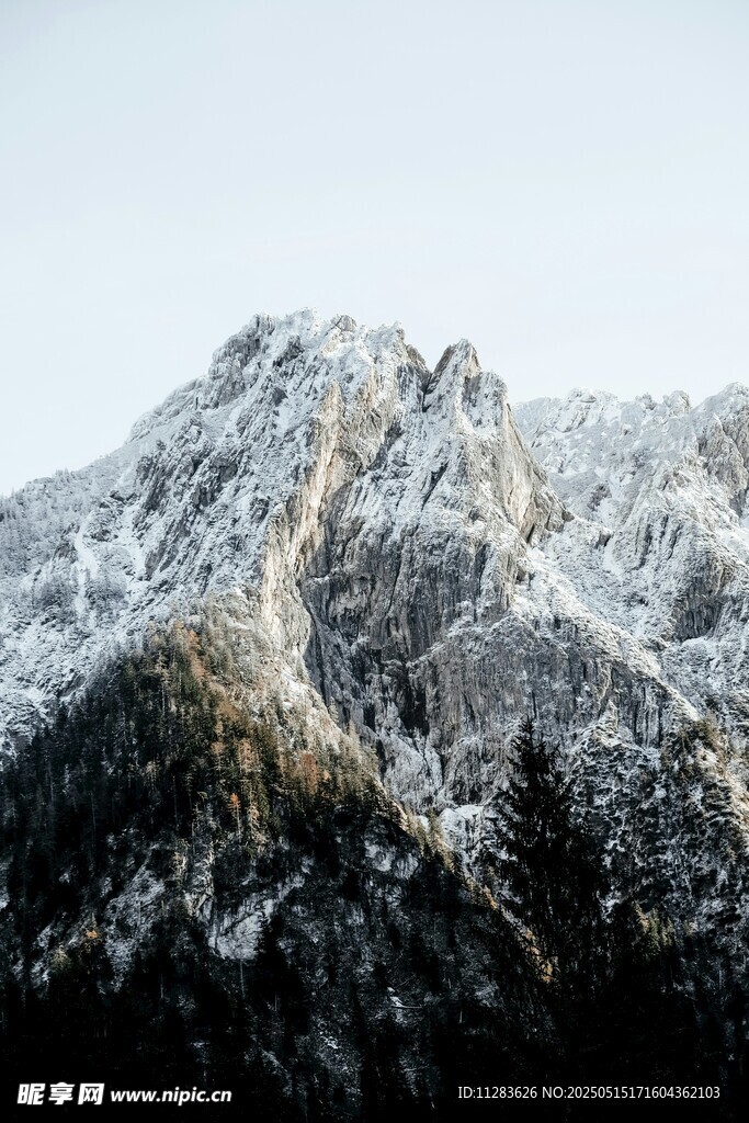 巍峨雪山壮丽景致