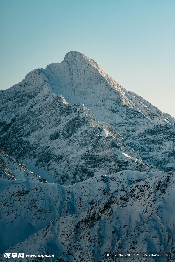 巍峨雪山壮丽景致