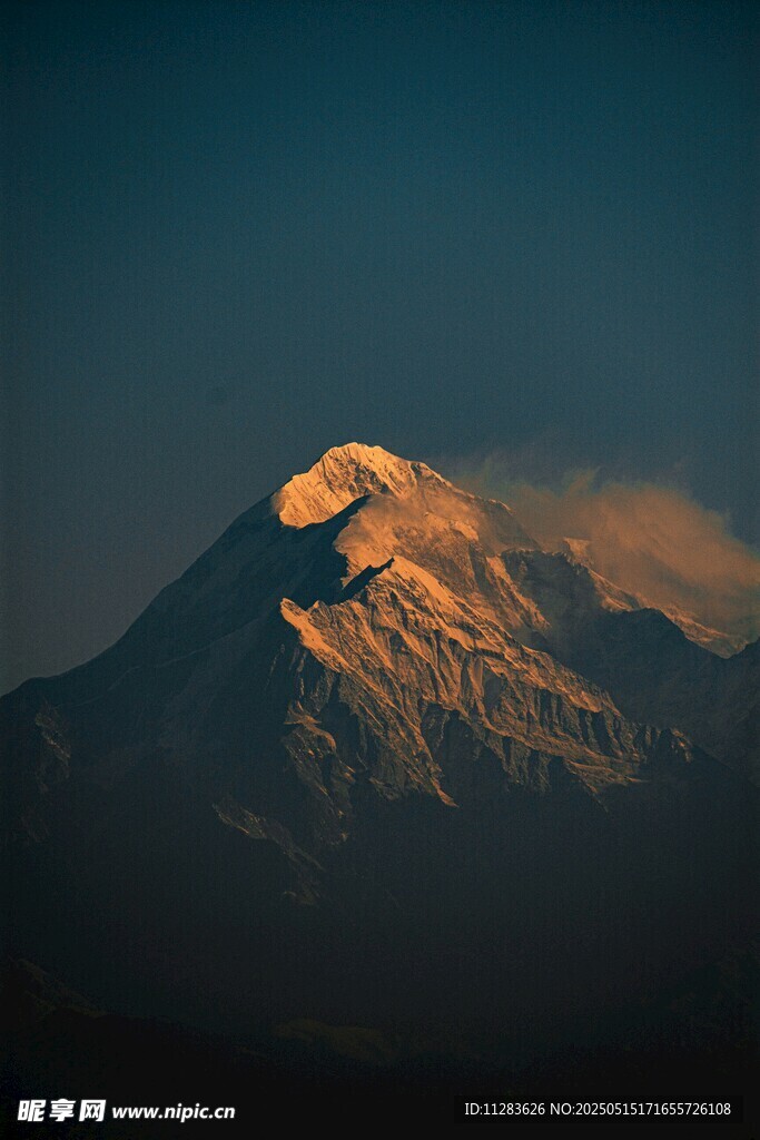 壮丽雪山日出美景