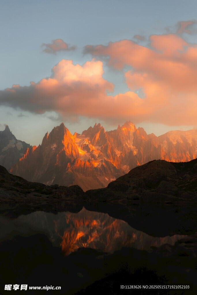 壮丽雪山映晚霞美景