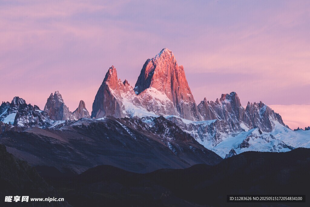 壮丽雪山日出美景