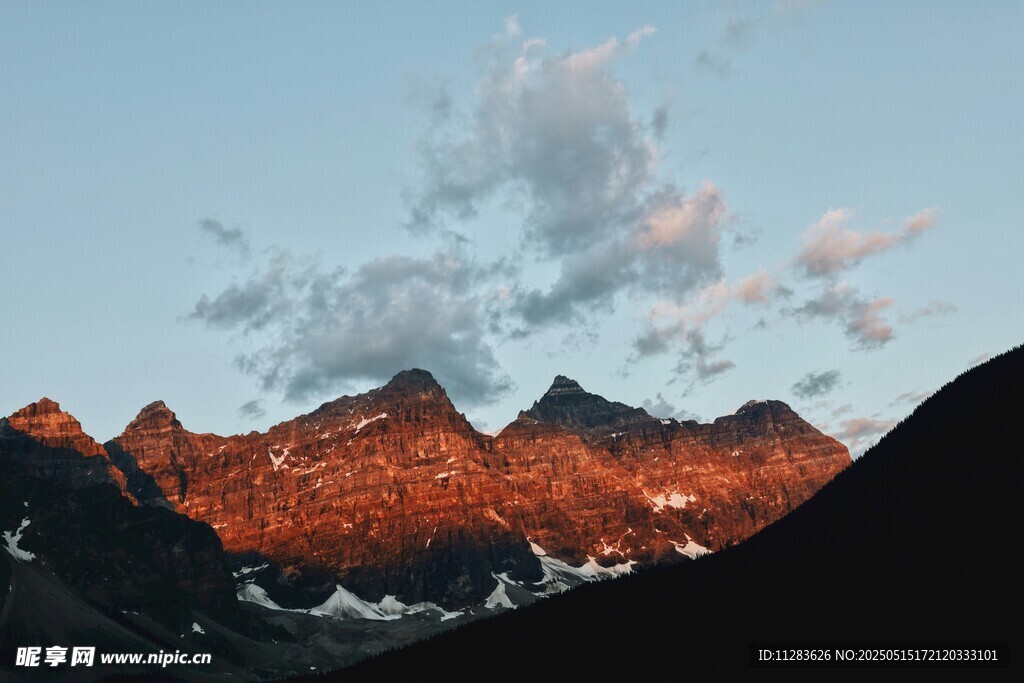夕阳下的壮丽山峦