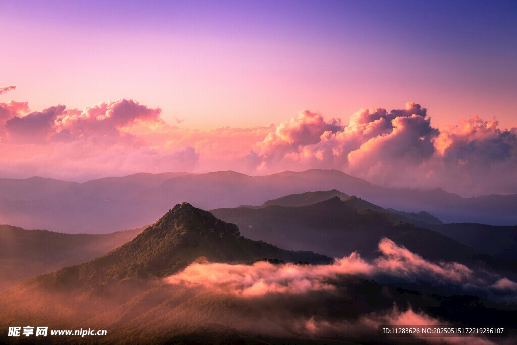 壮丽山巅日出云海景观