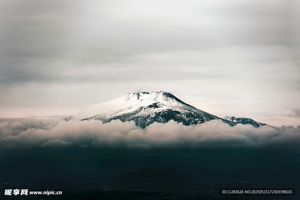 云雾缭绕中的巍峨雪山