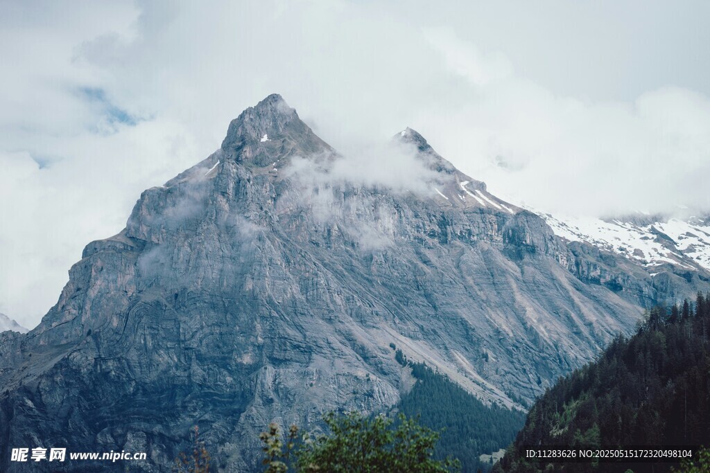 巍峨高山云雾缭绕美景