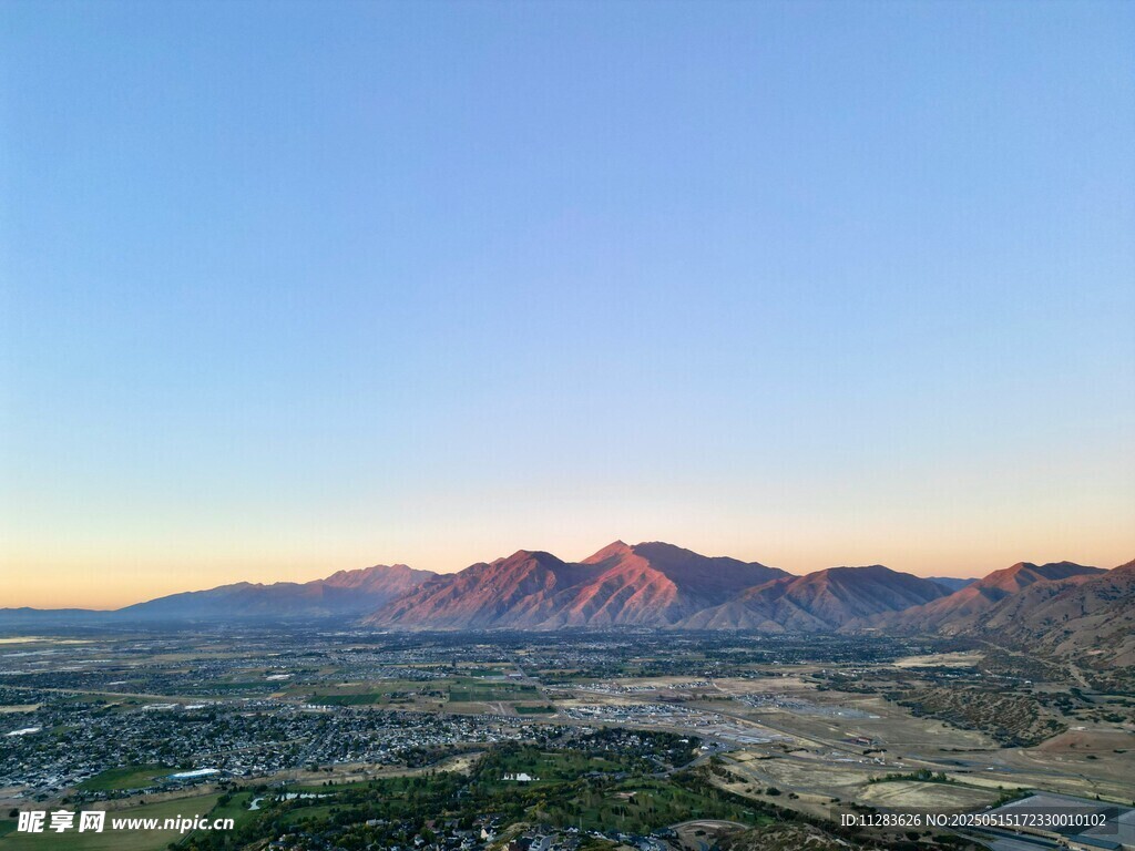 壮丽山景下的开阔地貌